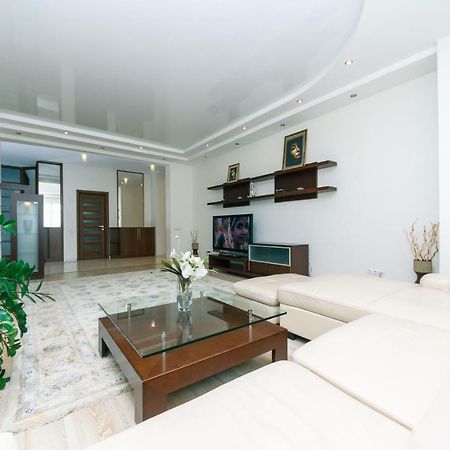 3 Комнатные Апартаменты В Центре Печерска Kyiv Exterior foto