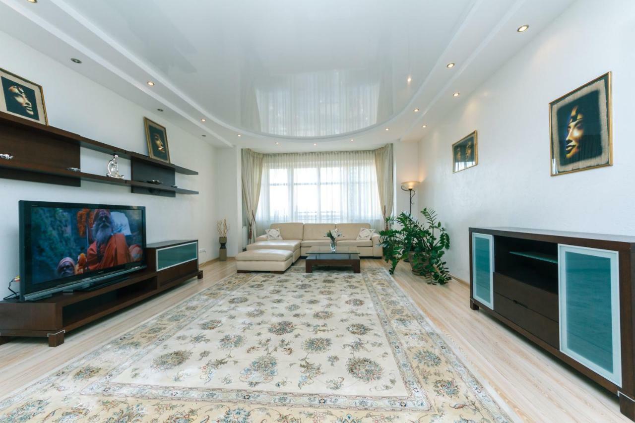 3 Комнатные Апартаменты В Центре Печерска Kyiv Exterior foto