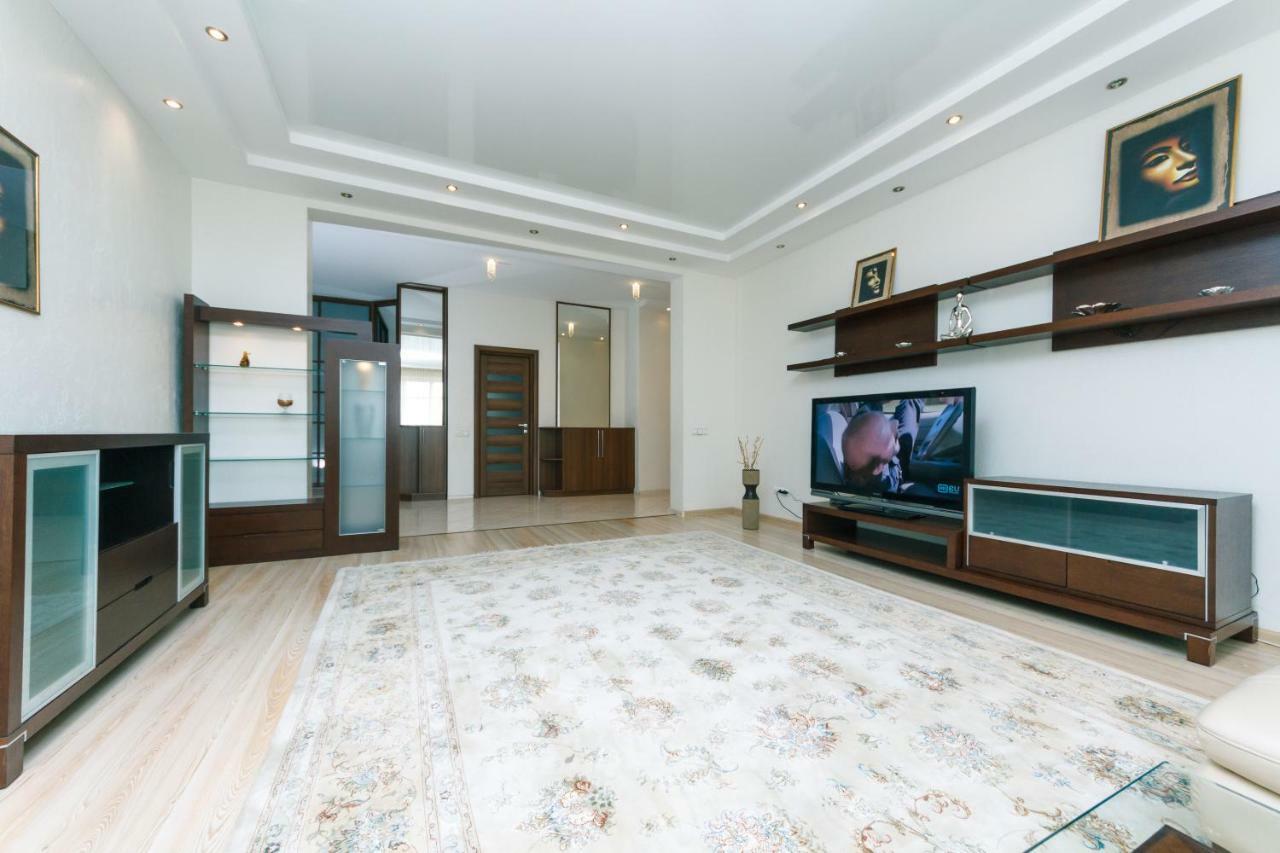 3 Комнатные Апартаменты В Центре Печерска Kyiv Exterior foto