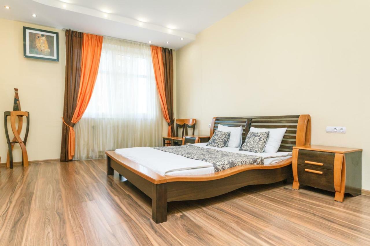 3 Комнатные Апартаменты В Центре Печерска Kyiv Exterior foto