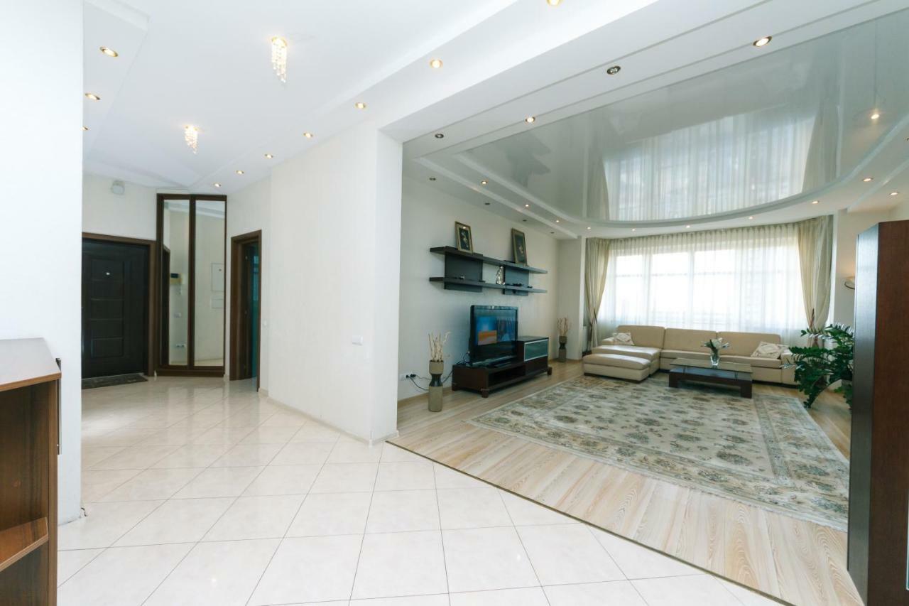 3 Комнатные Апартаменты В Центре Печерска Kyiv Exterior foto
