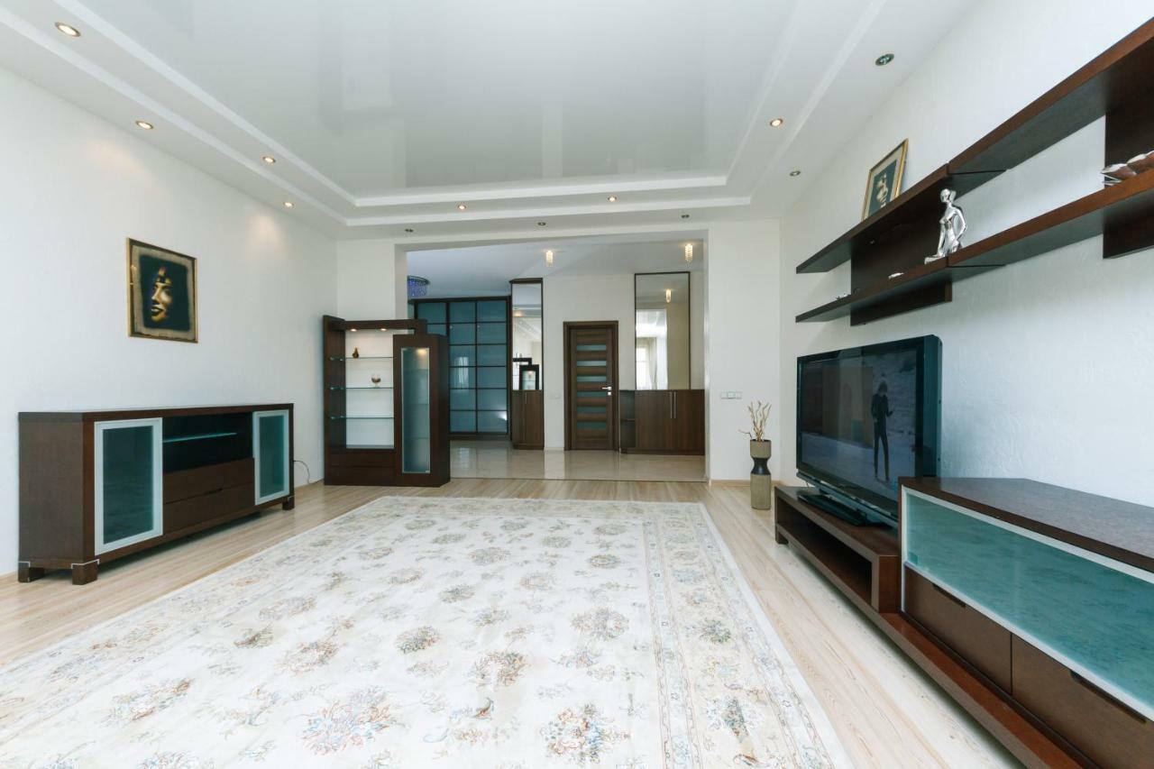 3 Комнатные Апартаменты В Центре Печерска Kyiv Exterior foto